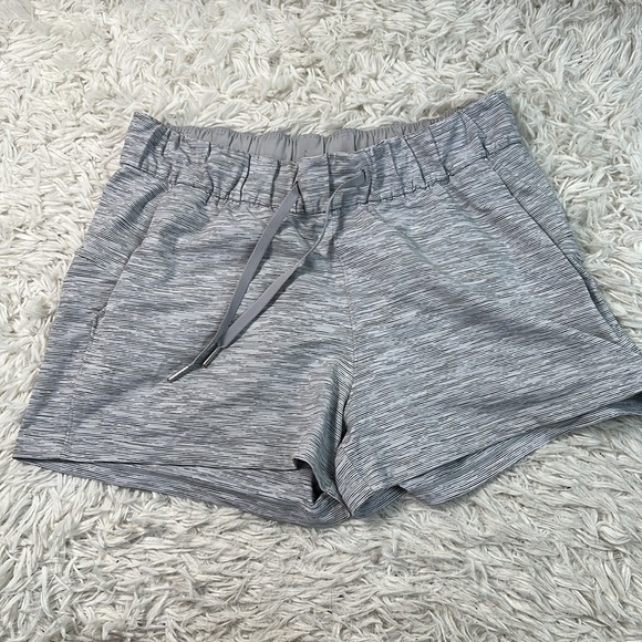 Lululemon On The Fly Short *2.5" Wee Are From Space Ice Grey Alpine White / Ice - Picture 1 of 7